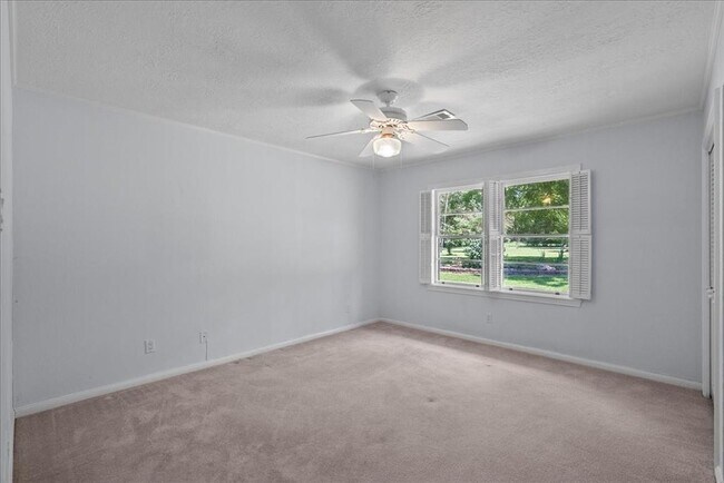 Building Photo - 3415 Bayou Dr E