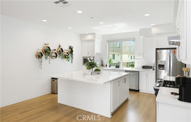 Building Photo - 166 Novel