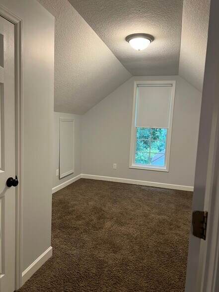 Upstairs bedroomn #3.. - 20 Enka Pine St