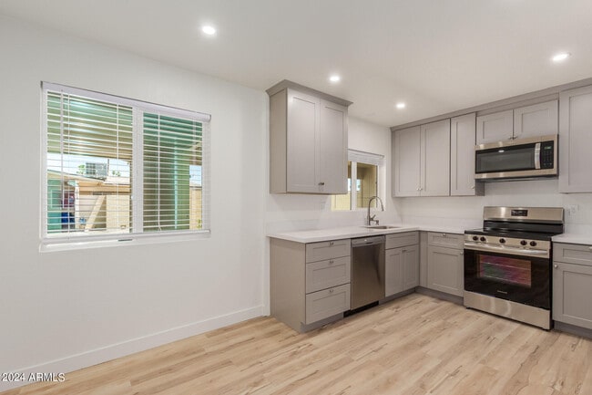 Building Photo - 10935 W Santa Fe Dr