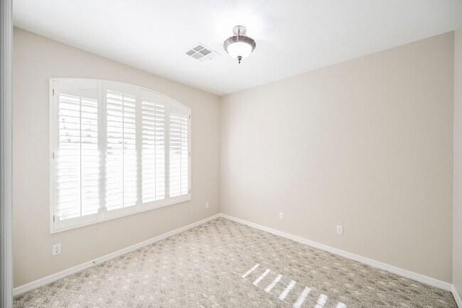 Building Photo - Beautiful 2 bd/2 bath condo in luxury gated Summerlin community ON TPC GOLF COURSE