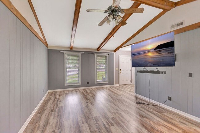 Building Photo - Charming Single-Story Home with Huge Backy...