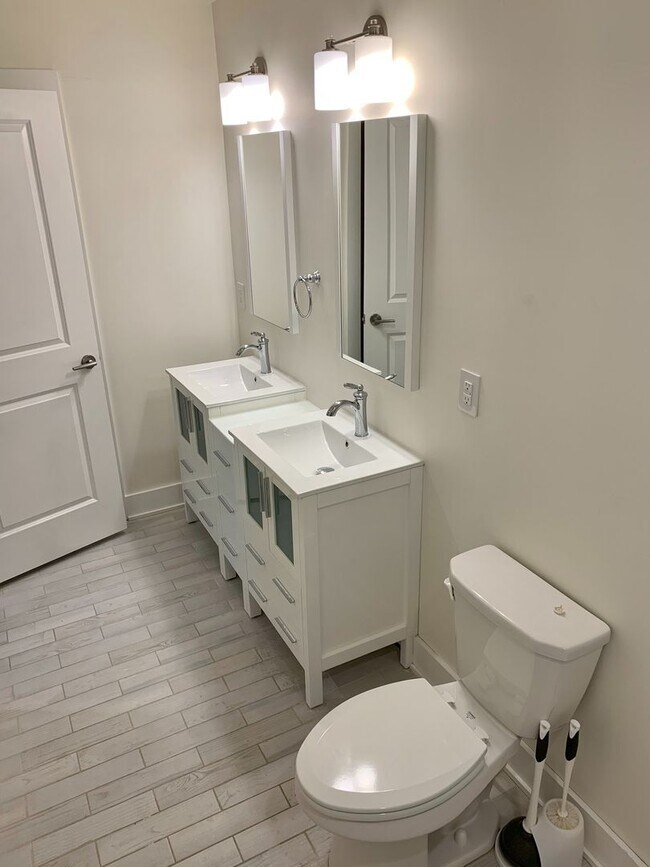 Building Photo - Stunning 2-Bed Condo with Private Roof Deck in Norris Square! Available mid-July!