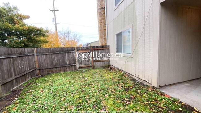 Building Photo - Comfortable Living with a Fenced Outdoor Area! 1/2 OFF 1st Months Rent!
