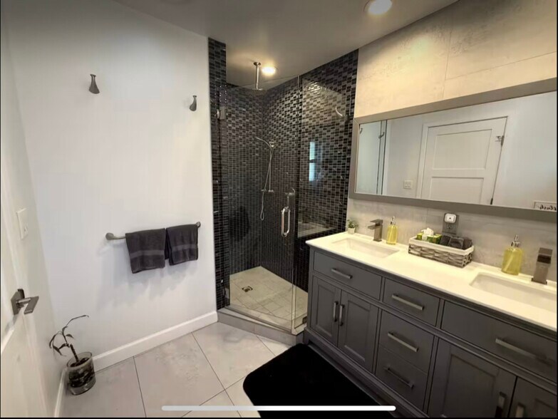 Building Photo - 404 S Beachwood Dr