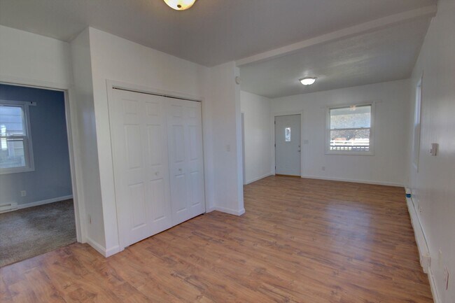 Building Photo - 123 3rd St