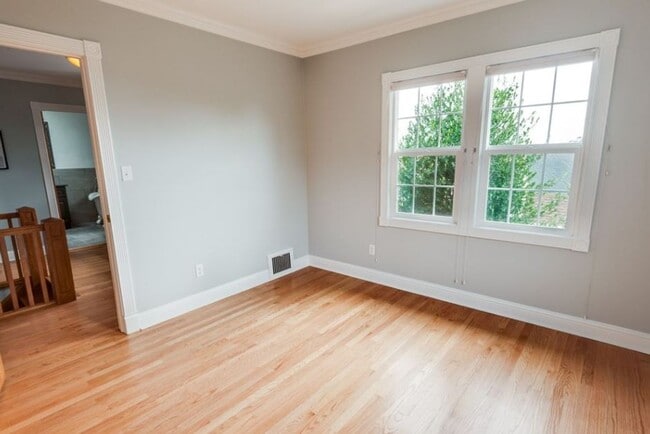 Building Photo - Spacious 4BR Capitol Hill Home with Lake W...