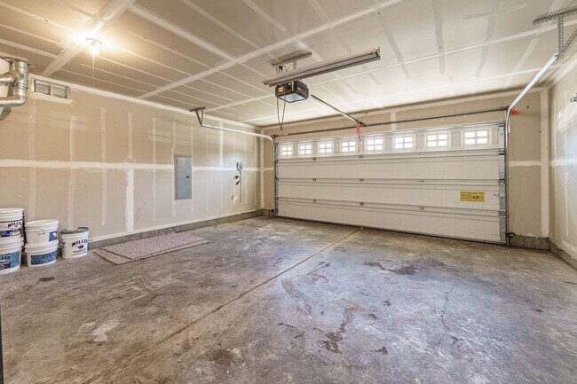 Building Photo - Your Next Home Awaits! 4BR/2.5BA with Fenc...