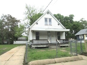 Building Photo - 1613 W Kettelle St