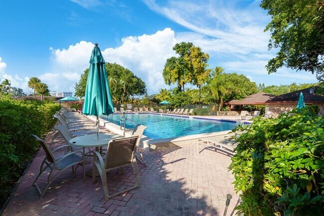 Building Photo - 3050 N Palm Aire Dr