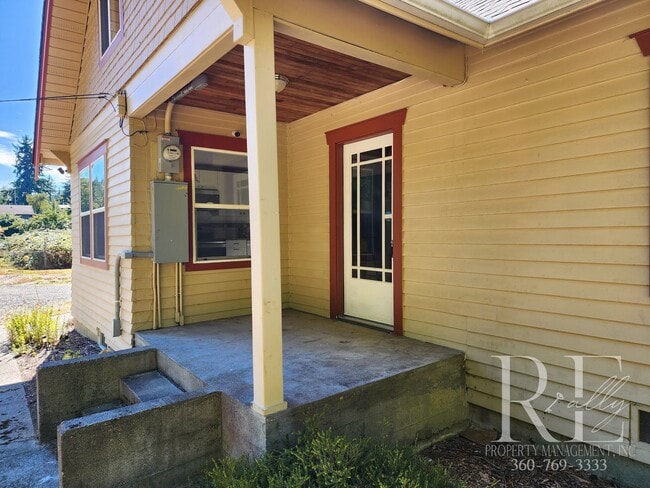 Building Photo - Charming Farmhouse in Town — Hobby Ready &...
