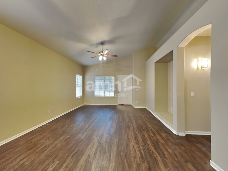 Building Photo - 15640 W Magnolia St