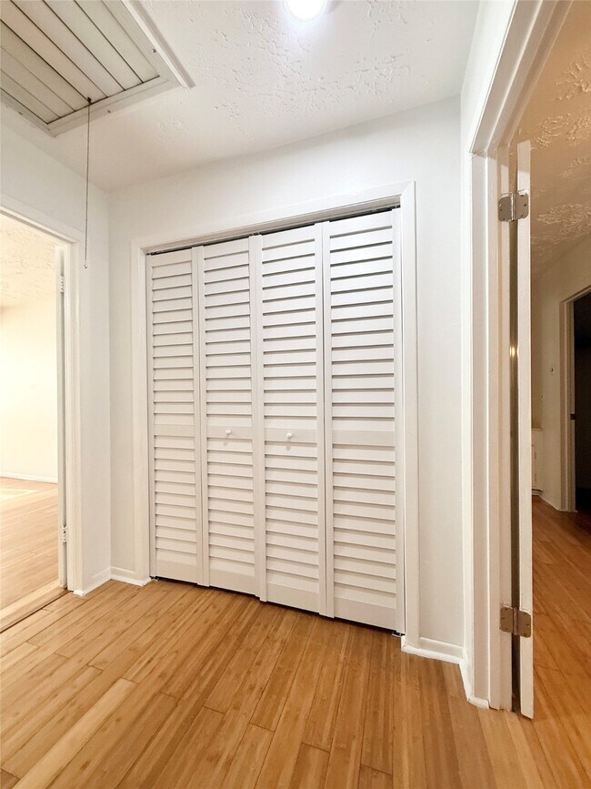 Building Photo - 10423 Kirkshire Dr