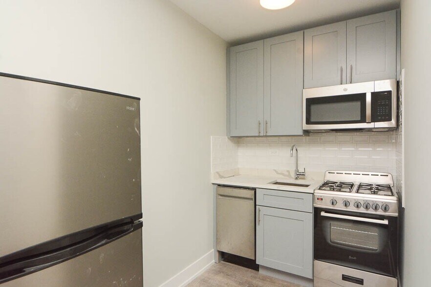 Building Photo - 533 W Belmont Ave