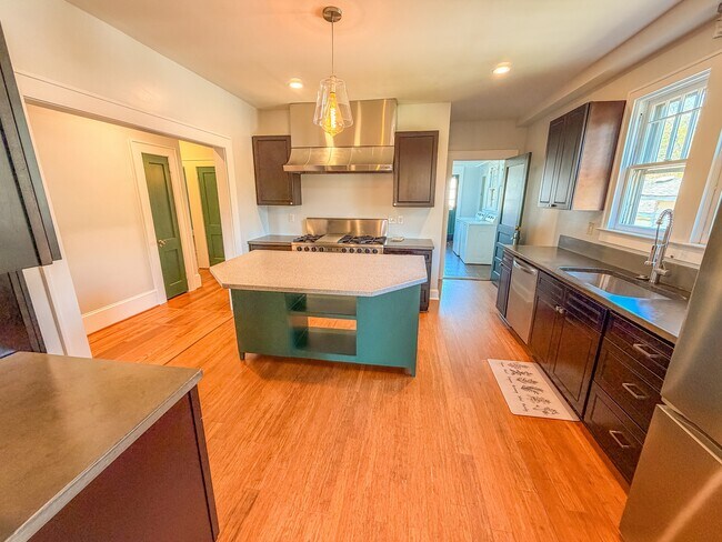 Building Photo - 11 Perry Rd