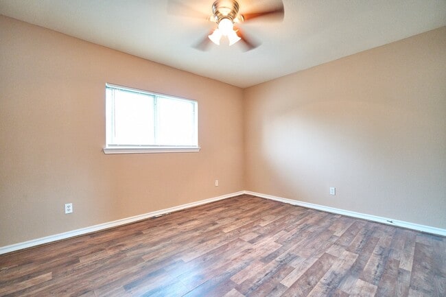 Building Photo - 10126 Northview Dr