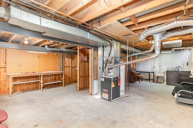 Building Photo - 355 Crestwood Ct