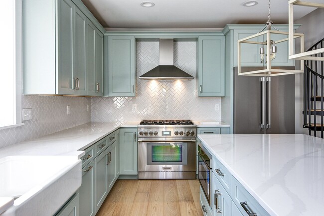 Building Photo - 20 E Redman Ave