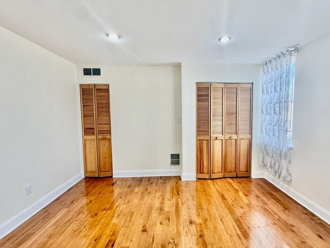 Building Photo - SPACIOUS & MODERN 3 BED/1.5 BA HOUSE w/ Central AC-HARDWOOD Flooring-WASHER/DRYER & Rear PATIO in...