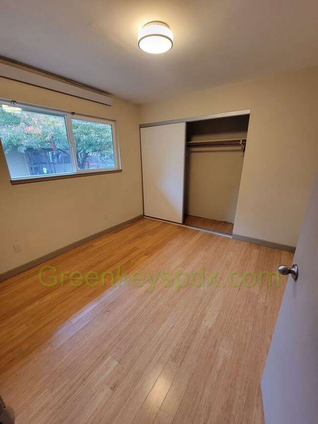 Building Photo - 2 Bedroom 2 Bath Unit in St.Johns with Ful...