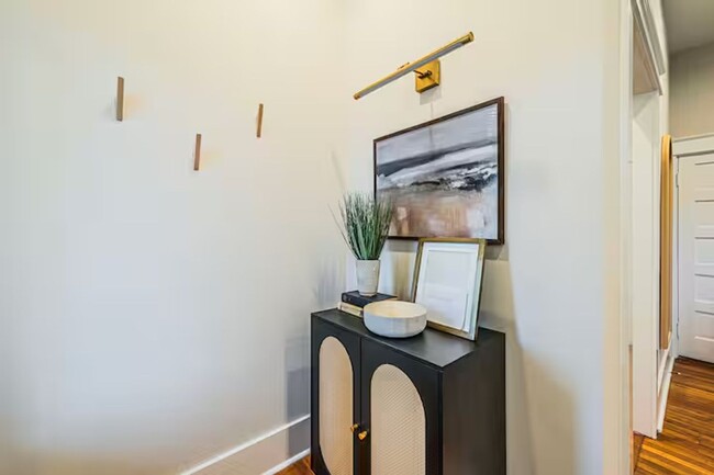 Building Photo - Charming 2 Bedroom 1 Bath Home