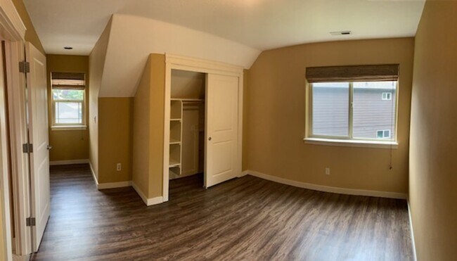 Building Photo - Starpointe Luxury Home with 6 Bedrooms, 4 ...