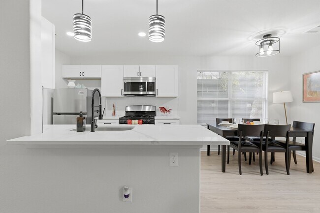 Building Photo - 4 bed with back yard in great East side location.