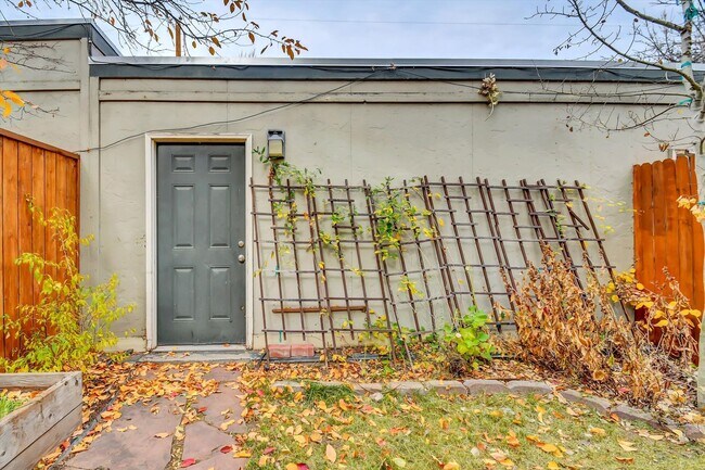 Building Photo - Architecturally Stunning Curtis Park Townhome With Historic Charm