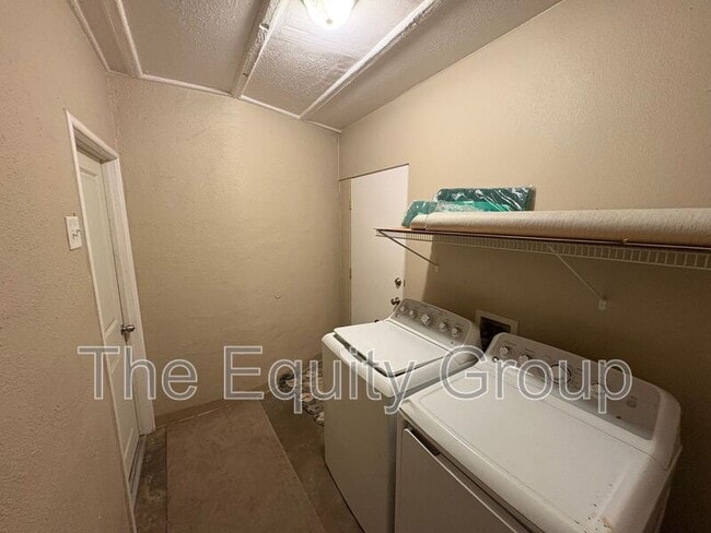 Building Photo - 600 N Dickran Dr