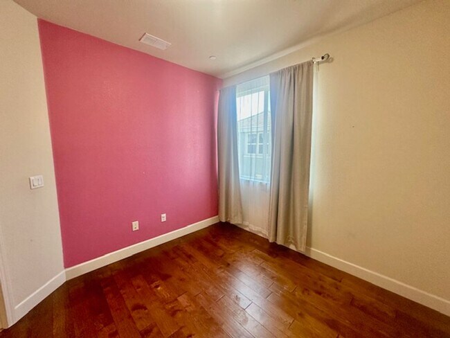Building Photo - Modern Beautiful Townhome with Great Schoo...