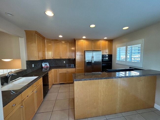 Building Photo - Amazing 3 story free standing contemporary house with terrific ocean views in Playa Del Rey