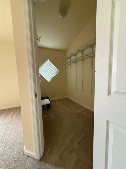 Building Photo - 5785 Kingsbury Pl