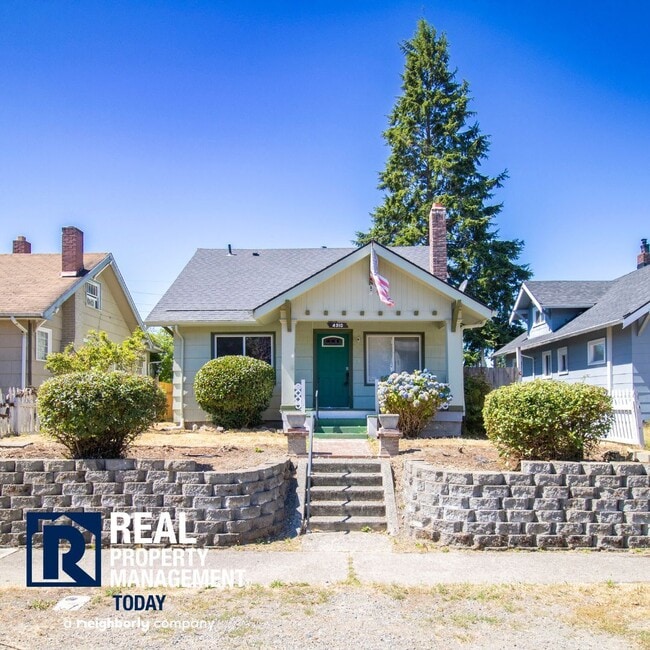 Building Photo - Sweet 3 bedroom and 2 bath + 3 car garage ...