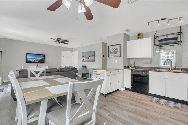 Building Photo - 102 Pompano Dr SE