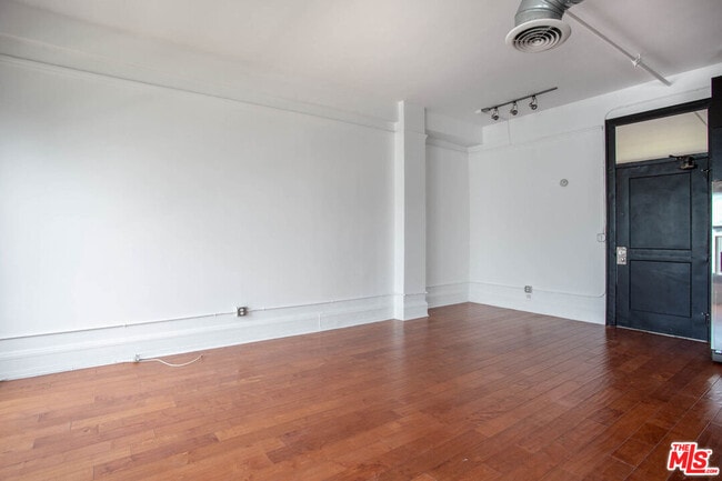 Building Photo - 108 W 2nd St