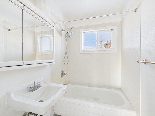 Building Photo - 829 17th Ave