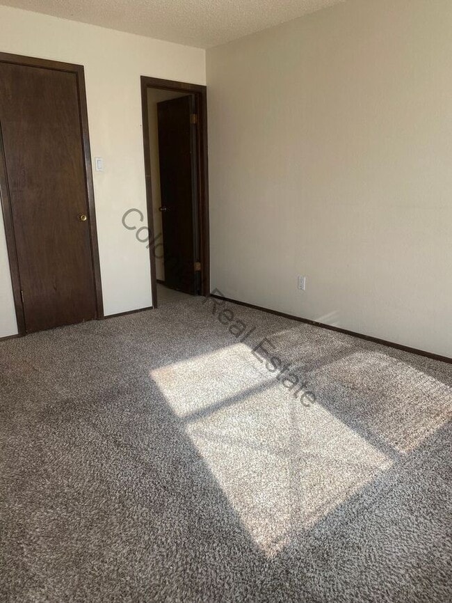 Building Photo - 3 bed 2 bath single family home, washer dryer hookups, and single attached one car garage included