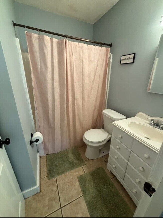 Building Photo - 2 Mead Dr