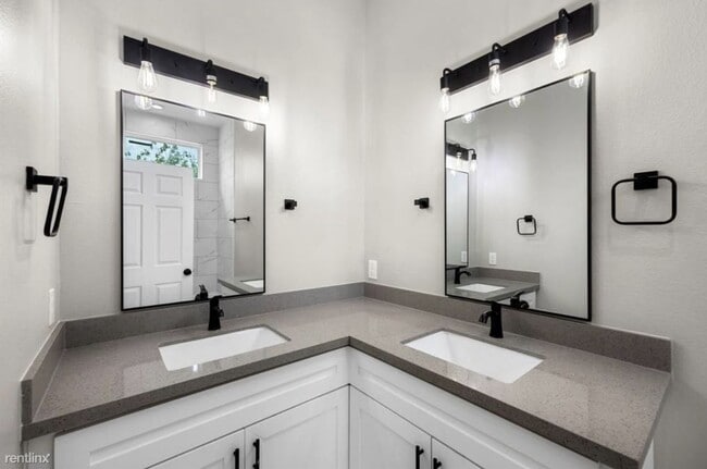 Building Photo - 3 br, 2 bath Duplex - 8408 Prairie View Dr...