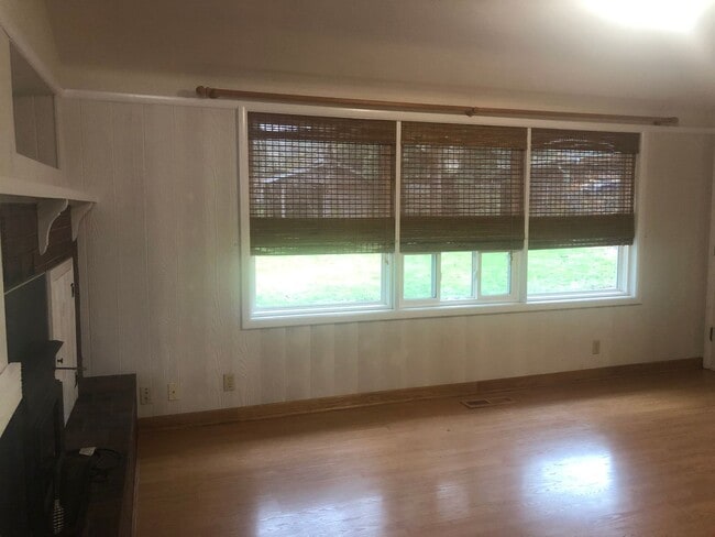 Building Photo - Stylish 4 bedroom 1.5 bath in SE Salem