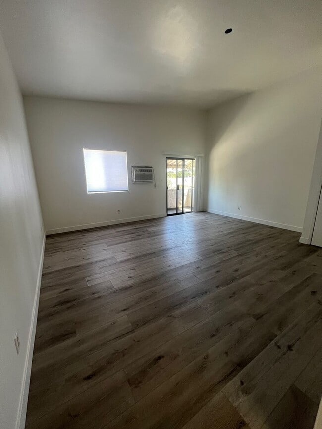 Building Photo - 6506 Balboa Blvd