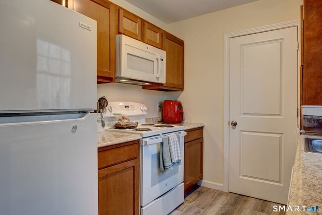 Building Photo - 15 Hillyndale Rd