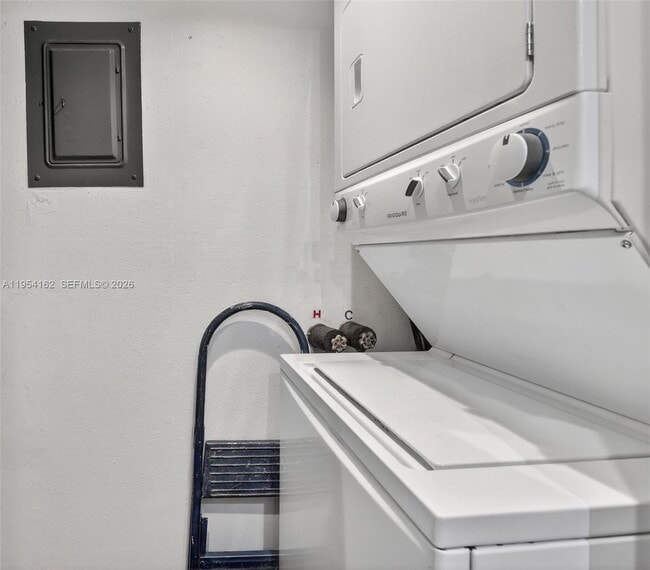 Building Photo - 200 Lakeview Dr