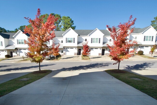 Building Photo - 3 Bed 3.5 Bath Luxury Townhome in Convenient Location!