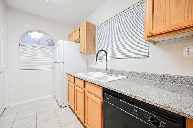 Building Photo - Gated Community townhome, with private garage