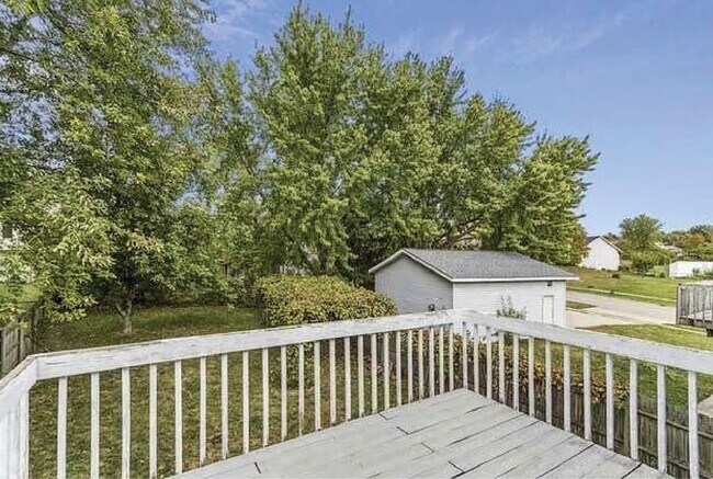 Building Photo - Spacious 3-Bed, 2-Bath Duplex with Fenced ...