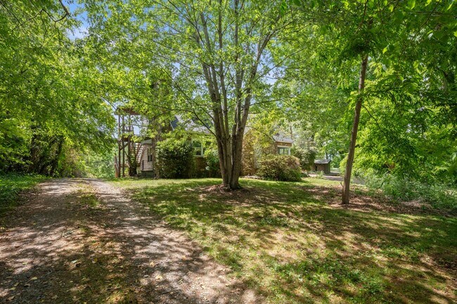 Building Photo - West Asheville Apartment - One Bedroom Plus Office