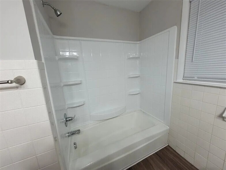 Building Photo - 2518 E 5th St