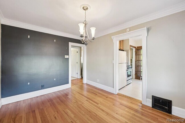 Building Photo - 624 E Main St