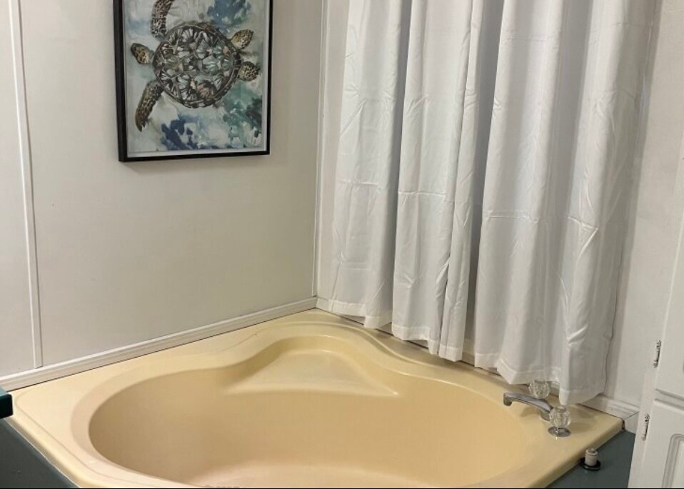 Tub area in Bathroom #1 - 945 Plantation Rd
